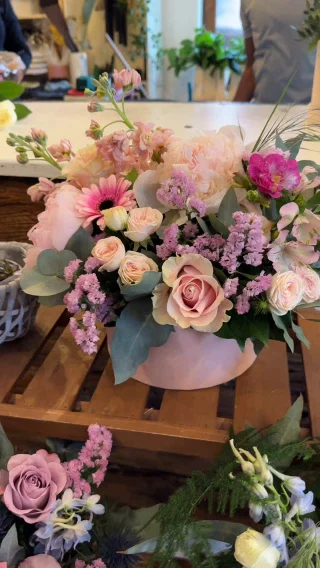 Duminica începe cu flori și un strop de liniște🌸
Aranjamente create în atelierul nostru, cu drag și atenție la detalii

#CityFLOwersbyIoana #floriduminica #aranjamenteflorale #floristinSibiu flowersofinstagram #instaflowers #floraldesign #blooms flowers #floraldesign #flowerstagram #flowerlovers #instaflowers #bouquet #florist #flowerpower #CityFLOwersbyIoana #aranjamenteflorale #atelierdeflori #floristinSibiu #floripentruocazii #duminicafrumoasa #blooms #handmadewithlove #springvibes #supportlocal #romaniaflorist #beautifulflowers