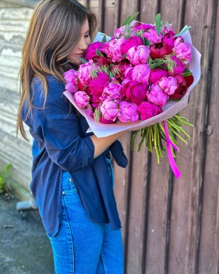Un buchet cât o îmbrățișare!💜💗

#buchet #buchetpersonalizat #floriSibiu #pivonii #buchetpivonii #cityflowersbyioana #cadouperfect #povestiflorale #primavara #pinkvibes #florariaSibiu #buchetedespeciale #flowersofinstagram #flowerlove #floripentruEA #happyflowers #instaflowers #luxuryflowers #peonybouquet #peonieslover #floristromania #arajamenteflorale #zambetinfloare #femeiefrumoasa #emotioninpink