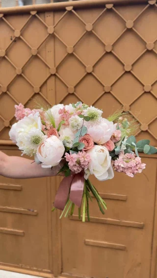 Cele mai frumoase povești se spun cu flori! 🤍💗

#CityFLOwers #floriSibiu #buchetedeflori #florarieonline #floriCuSuflet #buchetulzilei #designfloral #livrarefiori #flowershop #floripentruoricezi #romaniaflorist #cadoucuemoție #buchetpersonalizat #inspiredbyflowers #primăvarăînflori