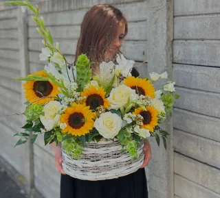 Vara într-un coș: plin de culoare, prospețime și zâmbete. 💐☀️
#CityFLOwers #FlorărieSibiu #BuchetDeVara #FloareaSoarelui #Trandafiri #AranjamentFloral #FloriCuSuflet #CadouCuFlori #FlowerLovers #FlowersOfInstagram #SunflowerLove