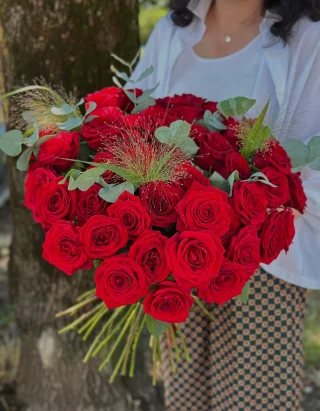 Roșul care spune tot. ❤️

#trandafirirosii #buchettradițional #floripentruiubire #cadouperfect #iubireînflori #rosesbouquet #florariasibiu #cityflowersbyioana #eucalipt #pasiuneînflori #livrareflorisibiu #floricudragoste #surprizafrumoasa #florifrumoase #inimainflori #eleganțăroșie #buchetulzilei #redroses #instaflowers #floralart #flowershopromania #handmadewithlove