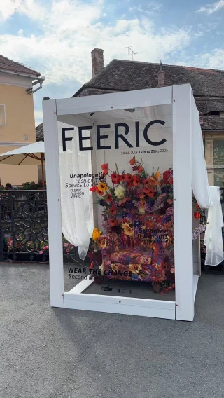 🌸FEERIC Fashion Week 2025, un manifest al frumuseții și al curajului de a fi diferit.
În mijlocul orașului, un colț de poveste prinde viață: un fotoliu înflorit, ascuns într-o vitrină transparentă, ca o coperta de revistă, ne invită să visăm si să simțim.🌿

#sibiu #FeericFashionWeek #UpcycleRevolution #WearTheChange #FashionWithAStatement #UnapologeticStyle #FlorileSpunPovești #artaurbana
