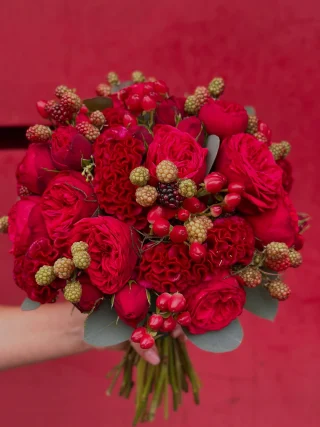Uneori, florile spun mai mult decât orice mesaj. ❤️

#CityFLOwersbyIoana #FlorărieSibiu #BuchetDeosebit #FloriCuAtitudine #BuchetRoșu #TrandafiriRoșii #FloriSibiu #AranjamenteFlorale #BuchetDeVara #FloriSpeciale #FloriCadou #DesignFloral #InspirationFlorala #ArtaFlorilor #BuchetCuFructe #FloristLife #FloristRomânia #FloralVibes #LoveFlowers #RedBouquet #ChicFlowers #FloristStyle #NatureInBloom #GiftIdea #SummerBouquet