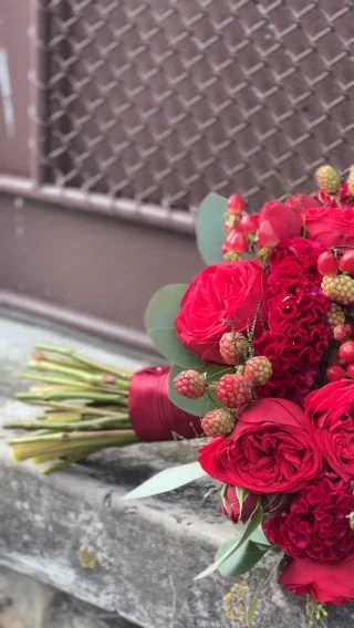 Red ❤️

#CityFLOwersbyIoana #FlorărieSibiu #BuchetDeosebit #FloriCuAtitudine #BuchetRoșu #TrandafiriRoșii #FloriSibiu #AranjamenteFlorale #BuchetDeVara #FloriSpeciale #FloriCadou #DesignFloral #InspirationFlorala #ArtaFlorilor #BuchetCuFructe #FloristLife #FloristRomânia #FloralVibes #LoveFlowers #RedBouquet #ChicFlowers #FloristStyle #NatureInBloom #GiftIdea #SummerBouquet